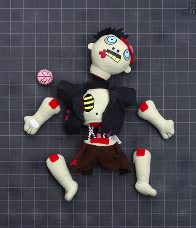Dismember-Me Plush Zombie deve ser o boneco de pelúcia mais foda que o mundo já viu. Um zumbi que você pode desmembrar e fazer o que mais quiser com ele. Um prato cheio para os fãs de Romero.