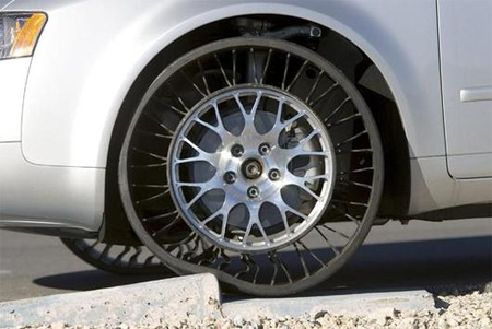 Tweel é um novo design inovador para pneus criado pela Michelin. Esse novo pneu não usa ar e, por isso mesmo, não fura e não pode explode também. No lugar do ar, o Tweel usa um sistema de absorção de choque com eixos de poliuretano que suportam um eixo externo.