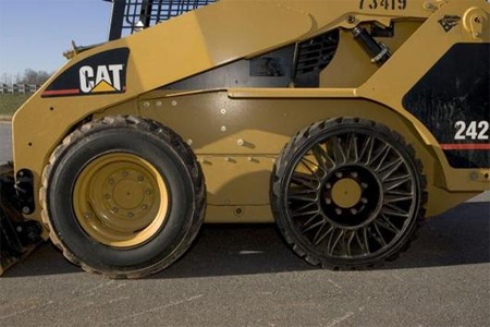 Tweel é um novo design inovador para pneus criado pela Michelin. Esse novo pneu não usa ar e, por isso mesmo, não fura e não pode explode também. No lugar do ar, o Tweel usa um sistema de absorção de choque com eixos de poliuretano que suportam um eixo externo.