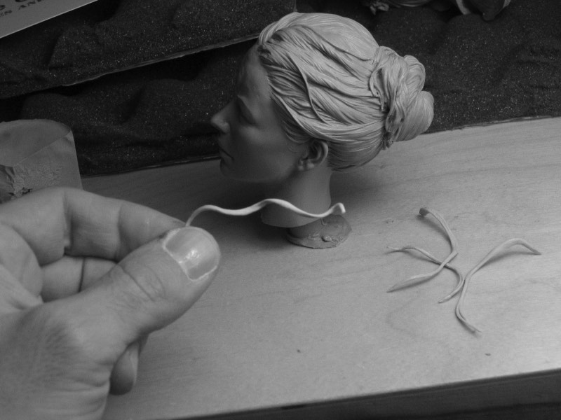 Adam Beane começou a esculpir em 2002 e, desde então, vem trabalhando sem parar. Depois de tantos anos de muito trabalho, ele acabou se tornando bem famoso pelos seus retratos bem realistas e pelas poses dinâmicas de suas esculturas. E olha que ele aprendeu todas as técnicas que uso hoje sozinho. 