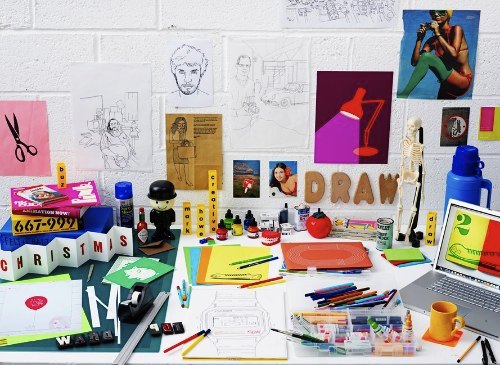 Mark Howe é um ilustrador baseado na Grã Bretanha. Ele começou sua carreira como designer gráfico e foi evoluindo e ganhando prêmios enquanto trabalhava para diversas agências de publicidade e escritórios de design. Essa experiência fez com que ele desenvolvesse uma forma de produzir design de um jeito inteligente e relevante para o briefing.