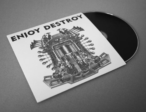 Capas de discos, posters e tudo com uma tipografia pensada para causar impacto. É isso que você encontra aqui no portfólio do britânico Adrian Newell