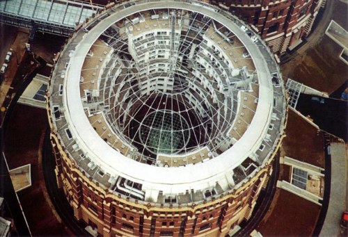 Os Gasômetros de Viena datam de 1896, quando as autoridades da cidade resolveram que já era tempo de investir num sistema de gás e eletricidade. Em apenas 3 anos a cidade acabou construindo a maior usina de gás da Europa mas com o tempo o gás acabou ficando obsoleto e foi totalmente abandonado em 1984.