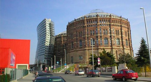 Os Gasômetros de Viena datam de 1896, quando as autoridades da cidade resolveram que já era tempo de investir num sistema de gás e eletricidade. Em apenas 3 anos a cidade acabou construindo a maior usina de gás da Europa mas com o tempo o gás acabou ficando obsoleto e foi totalmente abandonado em 1984.
