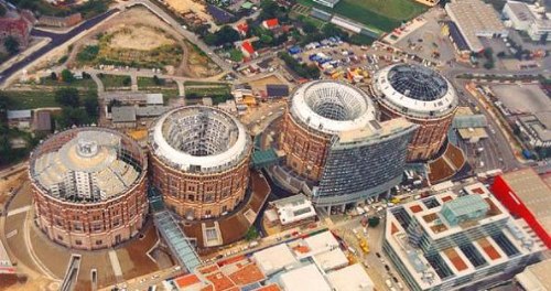 Os Gasômetros de Viena datam de 1896, quando as autoridades da cidade resolveram que já era tempo de investir num sistema de gás e eletricidade. Em apenas 3 anos a cidade acabou construindo a maior usina de gás da Europa mas com o tempo o gás acabou ficando obsoleto e foi totalmente abandonado em 1984.