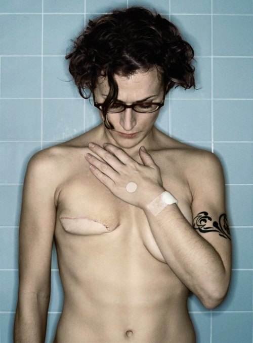 Kerry Mansfield foi diagnosticada com câncer de mama em 2005, e acabou fotografando todo o seu tratamento numa série de auto-retratos que mostram a evolução do seu corpo durante esse tempo.