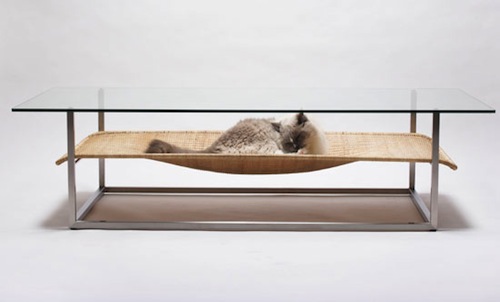 Koichi Futatsumata criou a mesa de centro ideal para todos que tem gatos em casa. Afinal, essa mesa de centro com uma rede para que seu gato possa ficar em paz perto de você é uma ótima idéia. Além de impedir que o seu gato saia derrubando tudo que está em cima da mesa.