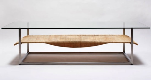 Koichi Futatsumata criou a mesa de centro ideal para todos que tem gatos em casa. Afinal, essa mesa de centro com uma rede para que seu gato possa ficar em paz perto de você é uma ótima idéia. Além de impedir que o seu gato saia derrubando tudo que está em cima da mesa.