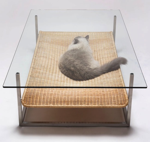 Koichi Futatsumata criou a mesa de centro ideal para todos que tem gatos em casa. Afinal, essa mesa de centro com uma rede para que seu gato possa ficar em paz perto de você é uma ótima idéia. Além de impedir que o seu gato saia derrubando tudo que está em cima da mesa.