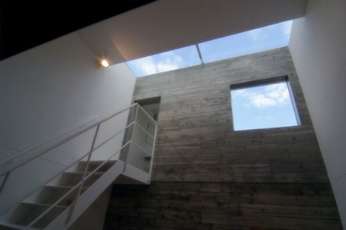 Tenho um interesse grande em residências com um projeto estranho. E o Japão, pra variar um pouco, é sempre o local onde essas residências costumam aparecer. Foi isso que aconteceu com The Sandwich House de Ryoichi Kojima. Aqui, a casa em si flutua dentro de um interior criado entre duas gigantes paredes brancas. Genial.