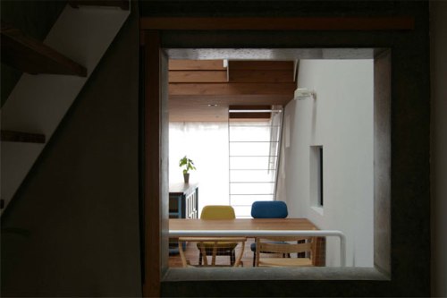 Tenho um interesse grande em residências com um projeto estranho. E o Japão, pra variar um pouco, é sempre o local onde essas residências costumam aparecer. Foi isso que aconteceu com The Sandwich House de Ryoichi Kojima. Aqui, a casa em si flutua dentro de um interior criado entre duas gigantes paredes brancas. Genial.