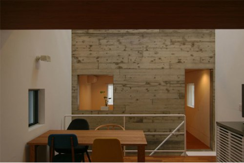 Tenho um interesse grande em residências com um projeto estranho. E o Japão, pra variar um pouco, é sempre o local onde essas residências costumam aparecer. Foi isso que aconteceu com The Sandwich House de Ryoichi Kojima. Aqui, a casa em si flutua dentro de um interior criado entre duas gigantes paredes brancas. Genial.