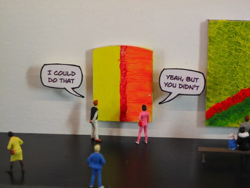 O artista português Filipe Soares cria mundos de sonhos em miniatura que servem de crítica ao capitalismo e a outros aspectos desse mundo maluco.