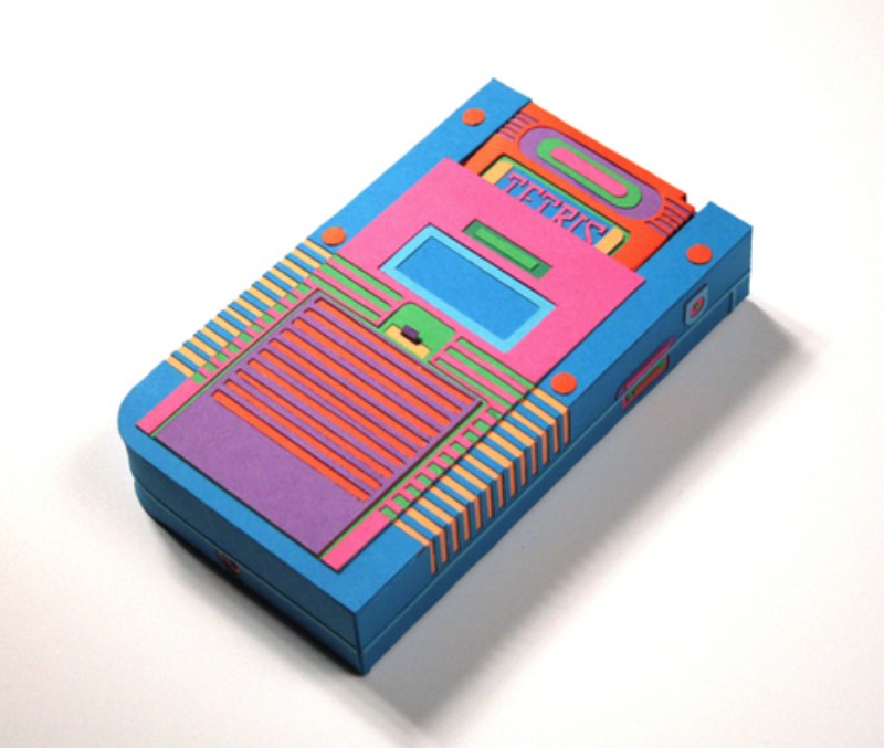 O pessoal do Zim & Zou criou um Game Boy de papel que parece ter dado mais trabalho do que a criação desse videogame da Nintendo. Digo isso porque, observar as imagens que selecionei logo abaixo me dão uma certa ansiedade. Acredito que, porque não tenho nem ideia de como tudo isso pode ser feito.