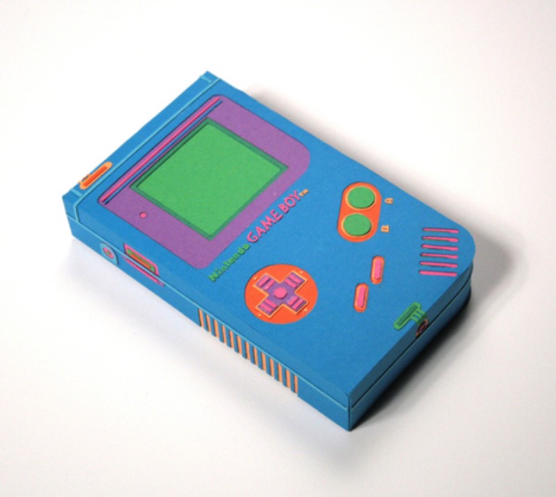 O pessoal do Zim & Zou criou um Game Boy de papel que parece ter dado mais trabalho do que a criação desse videogame da Nintendo. Digo isso porque, observar as imagens que selecionei logo abaixo me dão uma certa ansiedade. Acredito que, porque não tenho nem ideia de como tudo isso pode ser feito. 