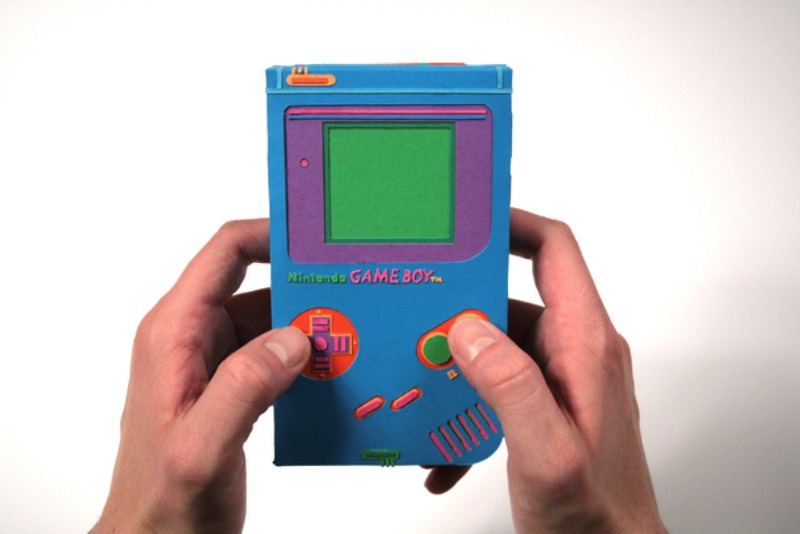 O pessoal do Zim & Zou criou um Game Boy de papel que parece ter dado mais trabalho do que a criação desse videogame da Nintendo. Digo isso porque, observar as imagens que selecionei logo abaixo me dão uma certa ansiedade. Acredito que, porque não tenho nem ideia de como tudo isso pode ser feito. 