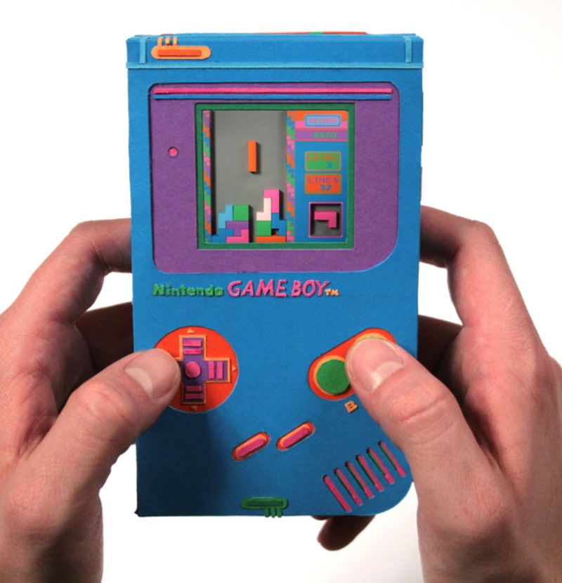 O pessoal do Zim & Zou criou um Game Boy de papel que parece ter dado mais trabalho do que a criação desse videogame da Nintendo. Digo isso porque, observar as imagens que selecionei logo abaixo me dão uma certa ansiedade. Acredito que, porque não tenho nem ideia de como tudo isso pode ser feito. 