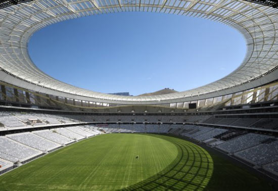 O Estádio de Greenpoint na Cidade do Cabo, África do Sul, usa muito bem a geografia da cidade para criar uma paisagem contrastante a beira do Oceano Atlântico. O estádio é ponto importante dentro do Green Point Park e é um dos estádios mais bonitos que já vi.