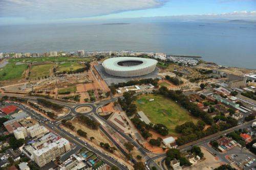 O Estádio de Greenpoint na Cidade do Cabo, África do Sul, usa muito bem a geografia da cidade para criar uma paisagem contrastante a beira do Oceano Atlântico. O estádio é ponto importante dentro do Green Point Park e é um dos estádios mais bonitos que já vi.