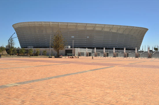 O Estádio de Greenpoint na Cidade do Cabo, África do Sul, usa muito bem a geografia da cidade para criar uma paisagem contrastante a beira do Oceano Atlântico. O estádio é ponto importante dentro do Green Point Park e é um dos estádios mais bonitos que já vi.