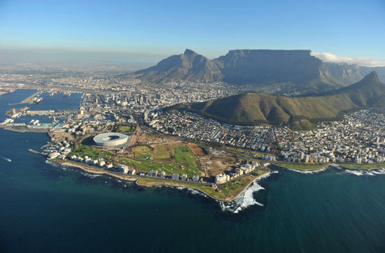 O Estádio de Greenpoint na Cidade do Cabo, África do Sul, usa muito bem a geografia da cidade para criar uma paisagem contrastante a beira do Oceano Atlântico. O estádio é ponto importante dentro do Green Point Park e é um dos estádios mais bonitos que já vi.