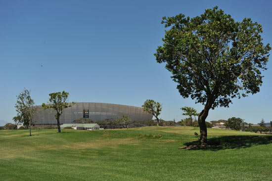 O Estádio de Greenpoint na Cidade do Cabo, África do Sul, usa muito bem a geografia da cidade para criar uma paisagem contrastante a beira do Oceano Atlântico. O estádio é ponto importante dentro do Green Point Park e é um dos estádios mais bonitos que já vi.