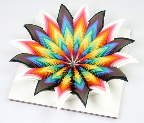 Já postei o trabalho da artista americana Jen Stark algumas vezes por aqui. Mas, o trabalho dela é daqueles que o mundo precisa ver sabe? Suas esculturas de papel feitas com recortes em material ultra colorido conseguem me deixar de queixo caído. Vale muito a pena conhecer.