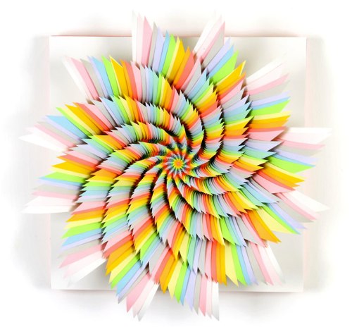 Já postei o trabalho da artista americana Jen Stark algumas vezes por aqui. Mas, o trabalho dela é daqueles que o mundo precisa ver sabe? Suas esculturas de papel feitas com recortes em material ultra colorido conseguem me deixar de queixo caído. Vale muito a pena conhecer.