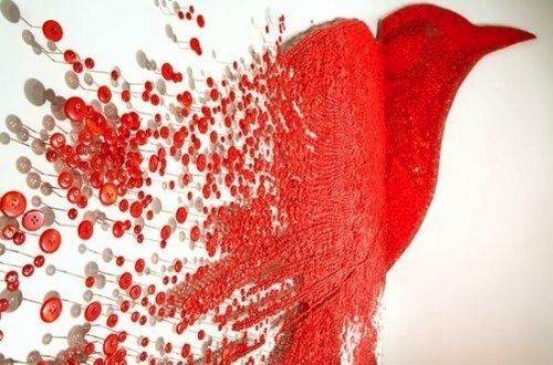 Ran Hwang é um artista coreano que cria instalações intricadas e poéticas usando materiais inusitados e de uso no dia a dia. Nas imagens desse post, você pode ver alguns de seus trabalhos utilizando botões.