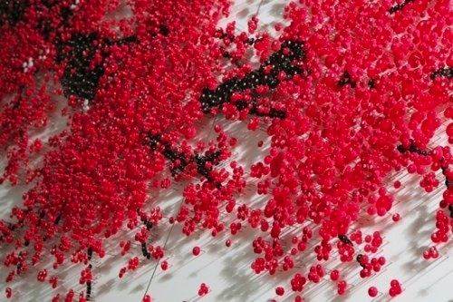 Ran Hwang é um artista coreano que cria instalações intricadas e poéticas usando materiais inusitados e de uso no dia a dia. Nas imagens desse post, você pode ver alguns de seus trabalhos utilizando botões.