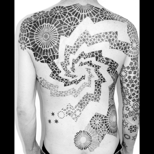 O trabalho de tatuagem de Tomas Tomas é uma mistura de desenhos geométricos feitos a perfeição através da técnica dotwork. Pessoalmente, acho lindo de ver mas não me vejo com tatuagens nesse estilo.