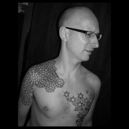 O trabalho de tatuagem de Tomas Tomas é uma mistura de desenhos geométricos feitos a perfeição através da técnica dotwork. Pessoalmente, acho lindo de ver mas não me vejo com tatuagens nesse estilo.