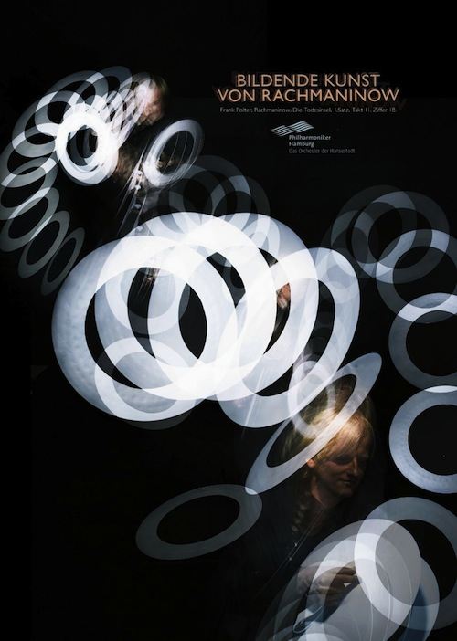 Os posters acima fazem parte de uma série criada pela agência Jung Von Matt para a Filarmônica de Hamburgo, na Alemanha. A beleza do trabalho chamou muito minha atenção. O movimento, o minimalismo, o estilo moderno; todo o material desenvolvido é digno de ser exposto em galerias de arte. Eu virei fã.