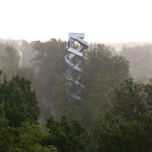 Foi no conhecido Cinturão Verde da Europa que o pessoal do terrain:loenhart&mayr criou essa torre de observação. Localizado entre a Eslovênia e a Áustria, as beiras do Rio Mur, essa torre escultural foi construída seguindo os princípios da hélice dupla. É assim que a torre consegue manter seus 27 metros de altura de forma estável. 