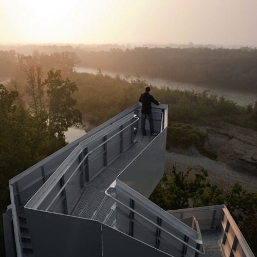 Foi no conhecido Cinturão Verde da Europa que o pessoal do terrain:loenhart&mayr criou essa torre de observação. Localizado entre a Eslovênia e a Áustria, as beiras do Rio Mur, essa torre escultural foi construída seguindo os princípios da hélice dupla. É assim que a torre consegue manter seus 27 metros de altura de forma estável. 