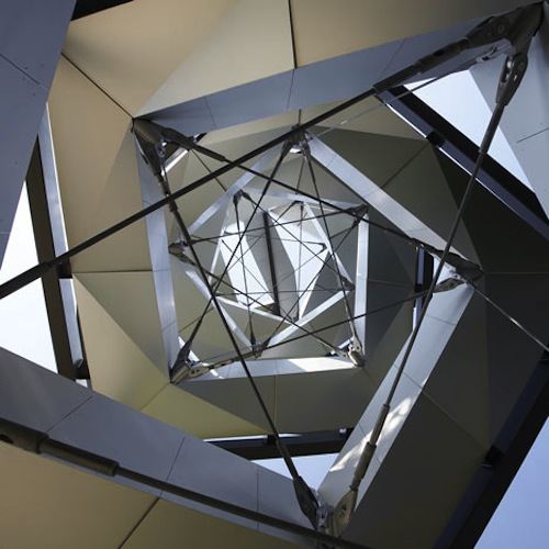 Foi no conhecido Cinturão Verde da Europa que o pessoal do terrain:loenhart&mayr criou essa torre de observação. Localizado entre a Eslovênia e a Áustria, as beiras do Rio Mur, essa torre escultural foi construída seguindo os princípios da hélice dupla. É assim que a torre consegue manter seus 27 metros de altura de forma estável. 