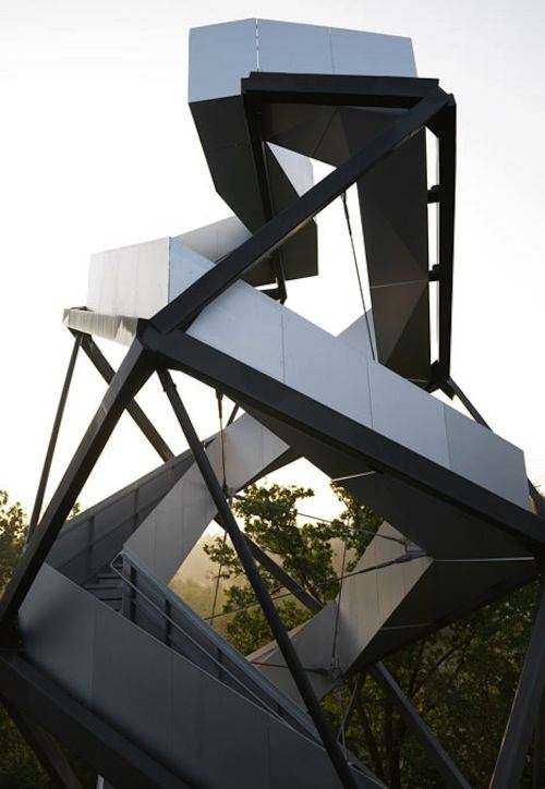 Foi no conhecido Cinturão Verde da Europa que o pessoal do terrain:loenhart&mayr criou essa torre de observação. Localizado entre a Eslovênia e a Áustria, as beiras do Rio Mur, essa torre escultural foi construída seguindo os princípios da hélice dupla. É assim que a torre consegue manter seus 27 metros de altura de forma estável. 