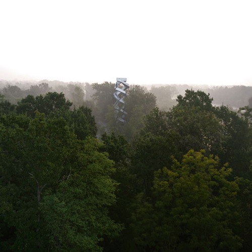 Foi no conhecido Cinturão Verde da Europa que o pessoal do terrain:loenhart&mayr criou essa torre de observação. Localizado entre a Eslovênia e a Áustria, as beiras do Rio Mur, essa torre escultural foi construída seguindo os princípios da hélice dupla. É assim que a torre consegue manter seus 27 metros de altura de forma estável. 