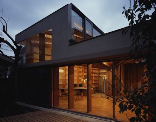 Tree House é mais um trabalho do Mount Fuji Architects Studio. Nesse projeto, foi criado um pilar central que divide a estrutura da casa em 4 partes dentro de um espiral. Quando vi as fotos dessa casa, fiquei pasmo com as formas geométricas que existem por ali e na originalidade de tudo.