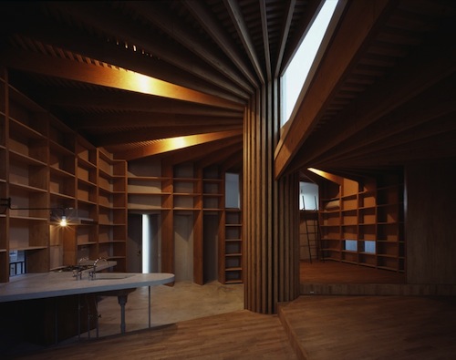 Tree House é mais um trabalho do Mount Fuji Architects Studio. Nesse projeto, foi criado um pilar central que divide a estrutura da casa em 4 partes dentro de um espiral. Quando vi as fotos dessa casa, fiquei pasmo com as formas geométricas que existem por ali e na originalidade de tudo.