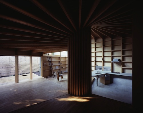 Tree House é mais um trabalho do Mount Fuji Architects Studio. Nesse projeto, foi criado um pilar central que divide a estrutura da casa em 4 partes dentro de um espiral. Quando vi as fotos dessa casa, fiquei pasmo com as formas geométricas que existem por ali e na originalidade de tudo.