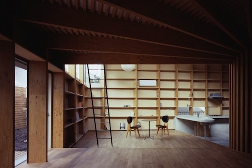 Tree House é mais um trabalho do Mount Fuji Architects Studio. Nesse projeto, foi criado um pilar central que divide a estrutura da casa em 4 partes dentro de um espiral. Quando vi as fotos dessa casa, fiquei pasmo com as formas geométricas que existem por ali e na originalidade de tudo.