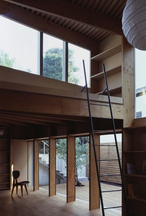 Tree House é mais um trabalho do Mount Fuji Architects Studio. Nesse projeto, foi criado um pilar central que divide a estrutura da casa em 4 partes dentro de um espiral. Quando vi as fotos dessa casa, fiquei pasmo com as formas geométricas que existem por ali e na originalidade de tudo.