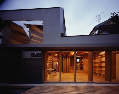 Tree House é mais um trabalho do Mount Fuji Architects Studio. Nesse projeto, foi criado um pilar central que divide a estrutura da casa em 4 partes dentro de um espiral. Quando vi as fotos dessa casa, fiquei pasmo com as formas geométricas que existem por ali e na originalidade de tudo.