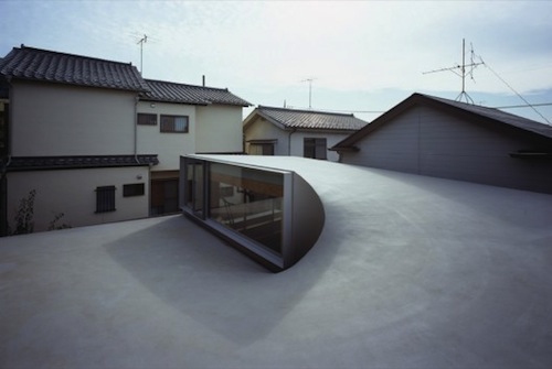 Tree House é mais um trabalho do Mount Fuji Architects Studio. Nesse projeto, foi criado um pilar central que divide a estrutura da casa em 4 partes dentro de um espiral. Quando vi as fotos dessa casa, fiquei pasmo com as formas geométricas que existem por ali e na originalidade de tudo.
