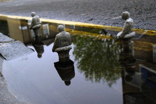 As pequenas estátuas de Isaac Cordal