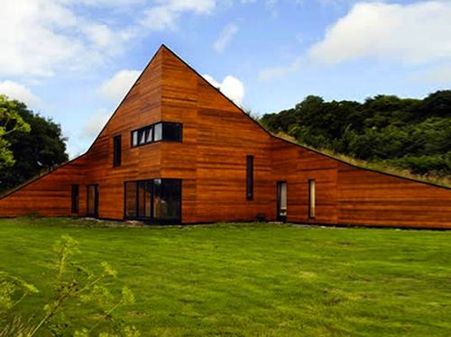Mark Merer criou a Landhouse, uma casa com teto verde criada com painéis SIPs que ajudam bastante na economia de energia. Tudo isso com um visual bem diferente.