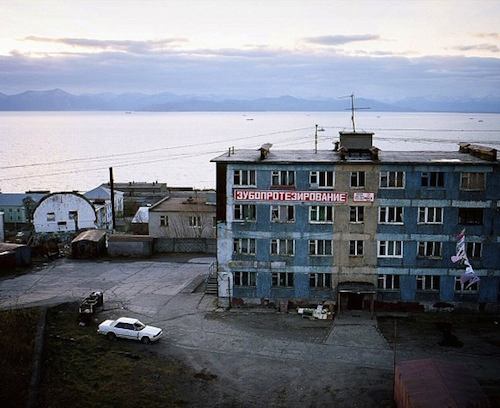 Less Than One é o nome desse projeto fotográfico de Alexander Gronsky. O nome foi escolhido devido ao diminuto número pequeno de pessoas por metro quadrado nas regiões remotas da Rússia.