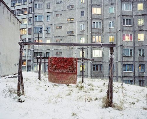 Less Than One é o nome desse projeto fotográfico de Alexander Gronsky. O nome foi escolhido devido ao diminuto número pequeno de pessoas por metro quadrado nas regiões remotas da Rússia.