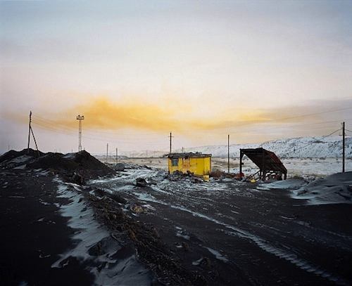 Less Than One é o nome desse projeto fotográfico de Alexander Gronsky. O nome foi escolhido devido ao diminuto número pequeno de pessoas por metro quadrado nas regiões remotas da Rússia.